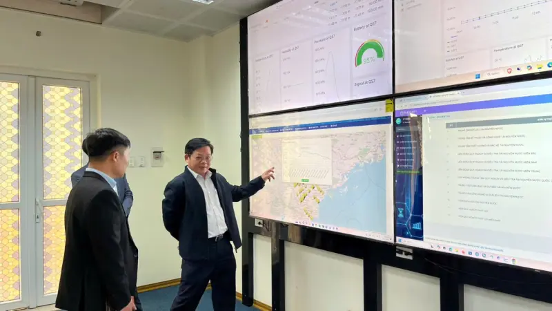 Phó Tổng Giám đốc Trung tâm Đỗ Đức Dũng thăm và tìm hiểu chức năng, nhiệm vụ của Trung tâm Công nghệ và Dữ liệu tài nguyên nước