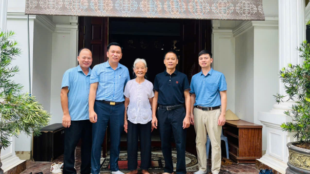 LÃNH ĐẠO TRUNG TÂM CÔNG NGHỆ VÀ DỮ LIỆU TÀI NGUYÊN NƯỚC THĂM, TẶNG QUÀ GIA ĐÌNH NGƯỜI CÓ CÔNG NHÂN KỶ NIỆM 79 NĂM NGÀY THƯƠNG BINH - LIỆT SĨ (27/7/1947 – 27/7/2026)