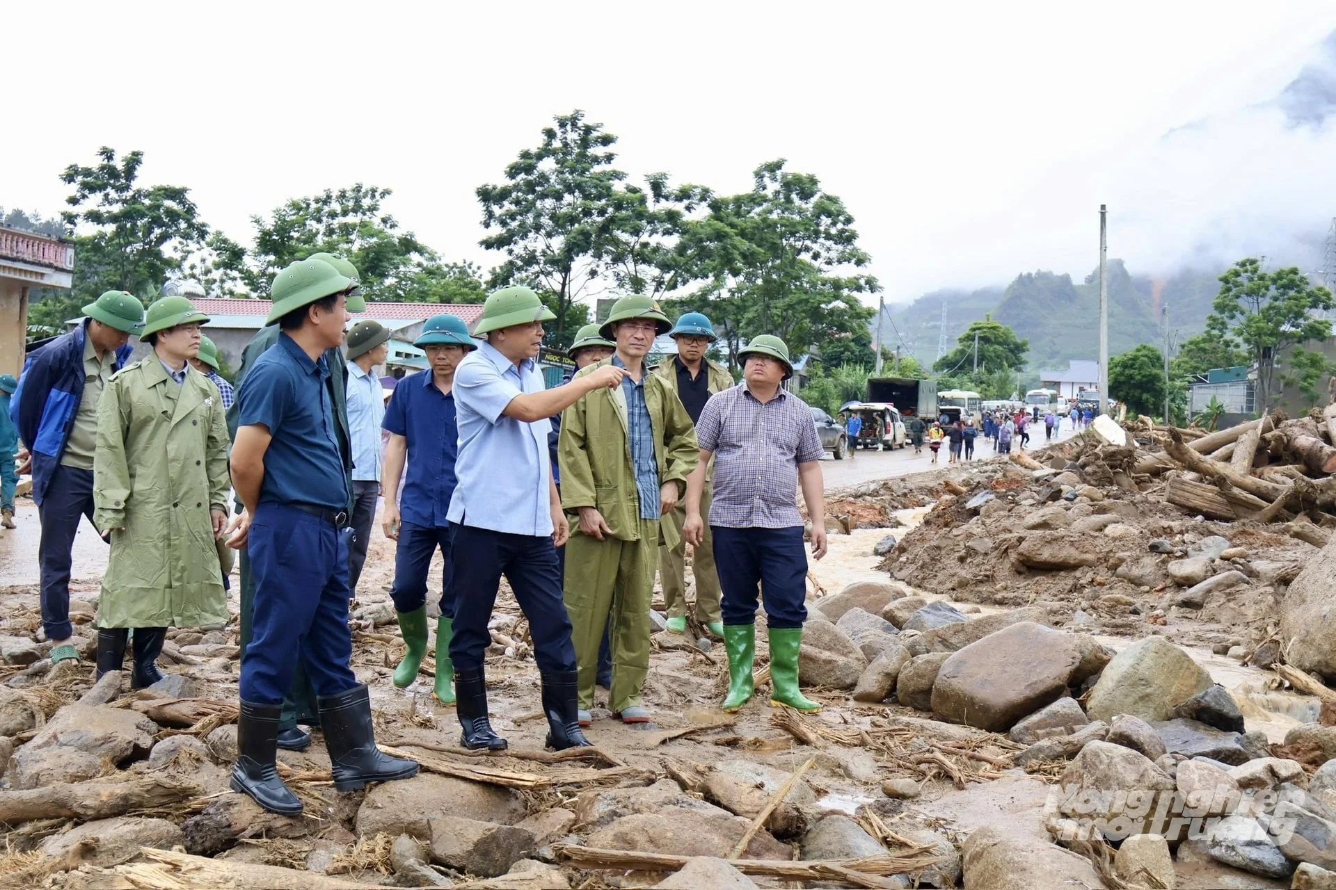 Thứ trưởng Nguyễn Hoàng Hiệp kiểm tra vùng tâm lũ Mường Than